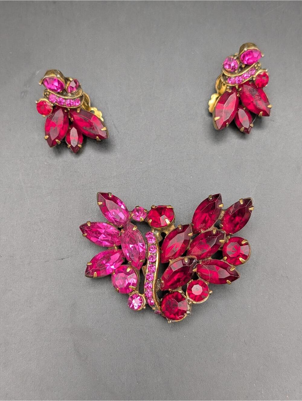 Vintage WEISS Fuchsia Pink Ruby Red Rhinestone Brooch Earrings Set Demi Parure